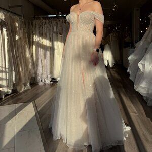 Brand New Ivory Wedding Dress – Never Worn